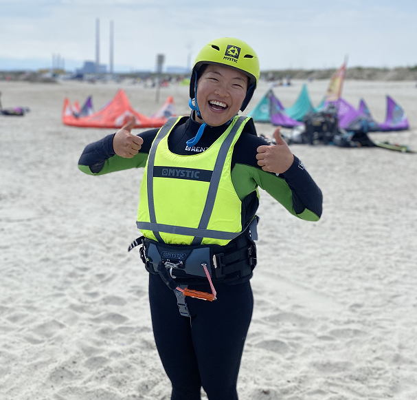 happy woman ready to kitesurf