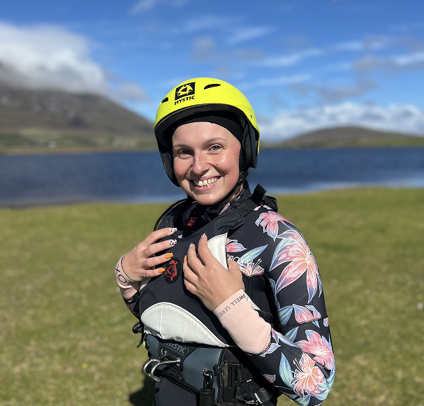 girl ready to kitesurf